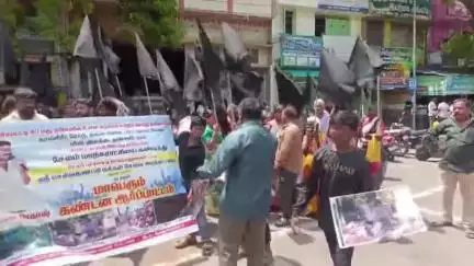 சேலம்: பச்சப்பட்டி பகுதியில் மயானத்திற்கு அடிப்படை வசதிகள்செய்து தரக்கோரி 50க்கும் மேற்பட்ட பொதுமக்கள் கோட்டை மைதானத்தில் கருப்புக்கொடி ஏந்தி ஆர்ப்பாட்டம்