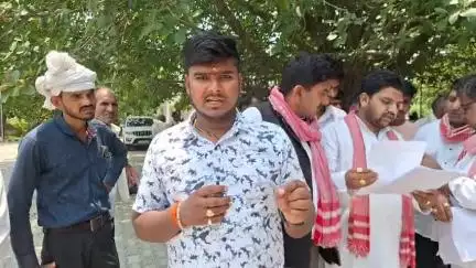 कन्नौज: तिर्वा क्षेत्र के जरीहापुर गांव में सड़क तोड़ कर नाला बनाए जाने के विरोध में कलेक्ट्रेट पहुंचे ग्रामीण #jansamasya