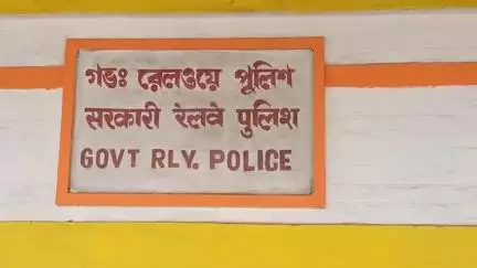 পুরুলিয়া ২: ট্রেন যাত্রীর সোনার অলংকার চুরির ঘটনায় মহিলাকে গ্রেপ্তার করল পুরুলিয়া GRP, ধৃতকে  পাঠানো হলো আদালতে