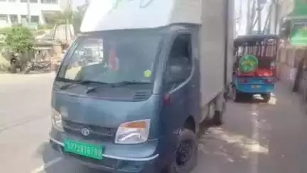 सुल्तानपुर: सुल्तानपुर में खाद्य सुरक्षा विभाग ने की छापेमारी, अवैध रूप से लाई जा रही खाद्य सामग्री के सैंपल लिए