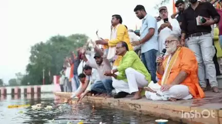 सिरोंज: कार्तिक घाट पर महा आरती का आयोजन हुआ, बड़ी संख्या में श्रद्धालु शामिल हुए