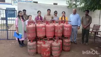 सिरोंज: अनु विभाग क्षेत्र में खाद्य विभाग की कार्रवाई, 32 गैस सिलेंडर सहित अन्य सामग्री ज़ब्त