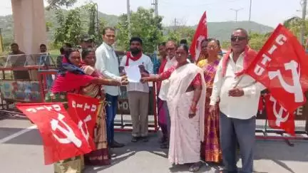 సిరిసిల్ల: జిల్లాలో మధ్యాహ్న భోజన కార్మికులకు రావలసిన పెండింగ్ బిల్లులు,వేతనాలు పెంచాలని CITUఆధ్వర్యంలో కలెక్టర్ కార్యాలయంలో వినతి