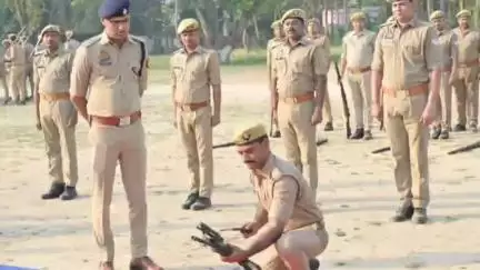 नवाबगंज: पुलिस लाइन स्थित परेड ग्राउंड में एसपी ने परेड की सलामी ली, निरीक्षण के बाद दिए निर्देश