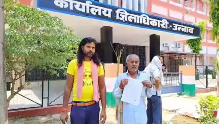 उन्नाव: सदर कोतवाली के लोधनहार निवासी पीड़ित किसान ने डीएम ऑफिस पहुंचकर लेखपाल पर गुमराह करने का आरोप लगाया