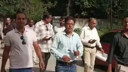 नरसिंहपुर: वेतन न मिलने पर सामुदायिक स्वास्थ्य अधिकारियों का CMHO ऑफिस में विरोध प्रदर्शन