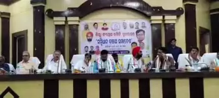 ସୁନ୍ଦରଗଡ ସହର: ପିସିସି ର ଉପ ସଭାପତି ତଥା ପୂର୍ବତନ ବିଧାୟକ ଶ୍ରୀ ସନ୍ତୋଷ ସିଂ ସାଲୁଜା ଙ୍କ ନେତୃତ୍ଵରେ ବିକାଶ ଭବନରେ ସମ୍ବିଧାନ ବଞ୍ଚାଅ ସମାବେଶ
