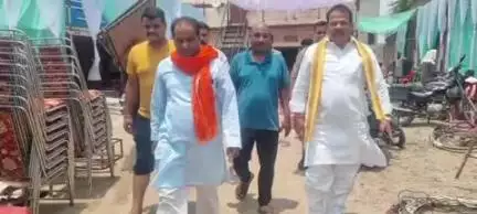 बांसी: कस्बे में विकास श्रीवास्तव के यहां आयोजित ब्रह्मभोज में पूर्व विधायक राघवेंद्र प्रताप सिंह ने श्रद्धांजलि दी