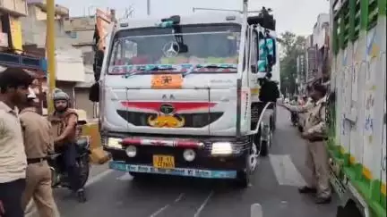 सहारनपुर: कोर्ट रोड पर कलेक्ट्रेट के पास एक डंपर ने बाइक सवार व्यक्ति को मारी जोरदार टक्कर, पुलिस मौके पर पहुंची