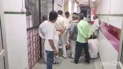 संभल: थाना कैला देवी केसोधन में ट्रैक्टर ने बाइक सवार को पीछे से मारी टक्कर, बाइक सवार की मौत, पत्नी और बच्चा घायल