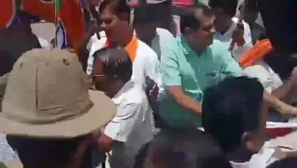 ದಾವಣಗೆರೆ: ಕಾಲ್ತುಳಿತ: ರೊಚ್ಚಿಗೆದ್ದ ಬಿಜೆಪಿ ಮುಖಂಡರು ಸಿಎಂ, ಡಿಸಿಎಂ ಪ್ರತಿಕೃತಿ ದಹನಕ್ಕೆ ಮುಂದು, ತಡೆದ ಪೊಲೀಸರು