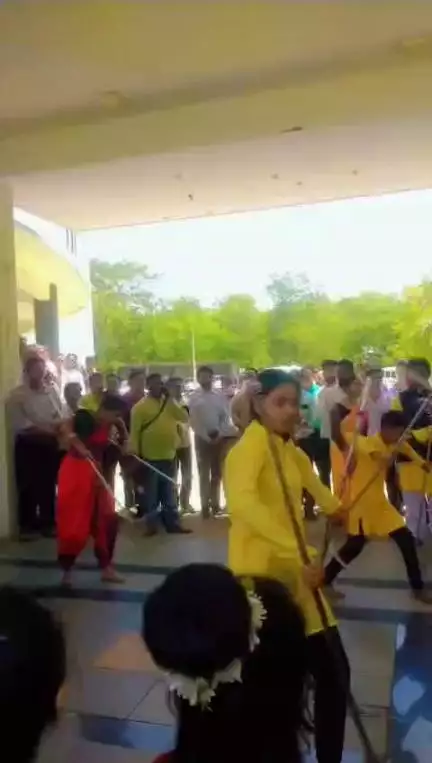 राज्याभिषेक सोहळ्यात विविध कला कौशल्य सादरी करेन करण्यात आले .