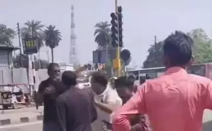 सिविल लाइन चौराहे पर मामूली बात को लेकर ऑटो चालकों में हुई जमकर मारपीट, वीडियो सोशल मीडिया पर हुआ वायरल