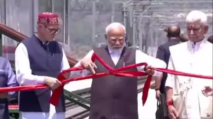 चिनाब ब्रिज को राष्ट्र सेवा में समर्पित करते प्रधानमंत्री नरेन्द्र मोदी