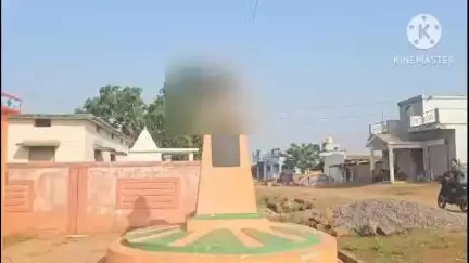 अवेली में भारत रत्न अटल बिहारी जी की प्रतिमा पर असामाजिक तत्वों ने पहनाई जूतों की माला, ग्रामीण आक्रोशित