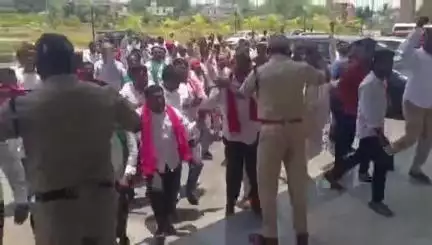 అసిఫాబాద్: ఆసిఫాబాద్ కలెక్టరేట్ ఎదుట ఉద్రిక్త వాతావరణం, బీఆర్ఎస్ నాయకులను అడ్డుకున్న పోలీసులు