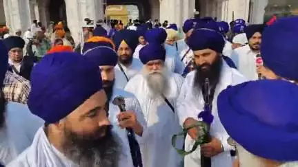 ਅੰਮ੍ਰਿਤਸਰ 2: ਦਮਦਮੀ ਟਕਸਾਲ ਦੇ ਮੁਖੀ ਹਰਨਾਮ ਸਿੰਘ ਖਾਲਸਾ ਦਰਬਾਰ ਸਾਹਿਬ ਵਿੱਚ ਹੋਏ ਨਤਮਸਤਕ ਕਿਹਾ ਐਸਜੀਪੀਸੀ ਨੇ ਸ਼ਾਂਤਮਈ ਤਰੀਕੇ ਨਾਲ ਕਰਵਾਇਆ ਹੈ ਇਹ ਸਮਾਗਮ