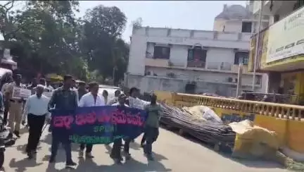 భీమవరం: బక్రీద్ సందర్భంగా ఆవులు, దూడలు, ఒంటెల వధ నిషేధంపై జిల్లా పశుసంవర్ధక శాఖ ఆధ్వర్యంలో భారీ ర్యాలీ