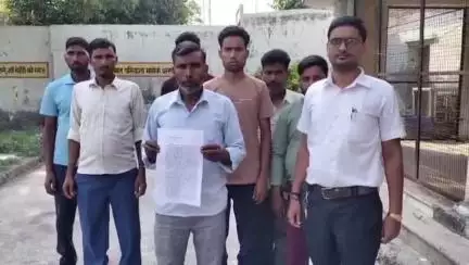 बदायूं: टिकुरी गांव में सफाई कर्मी की दबंगई से ग्रामीण हैं परेशान, आए दिन एससी-एसटी एक्ट लगाने की देता है धमकी