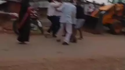घंसौर: झिंजरई ग्राम पंचायत में महिला सरपंच व उनके पति के साथ 3 युवकों ने की मारपीट, घटना का वीडियो आया सामने