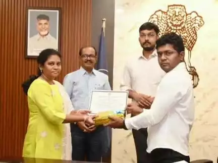 ప్రజల సమస్యల పరిష్కారానికి చూపిన కోడూరు తహసిల్దార్ కృషిని అభినందించిన కలెక్టర్