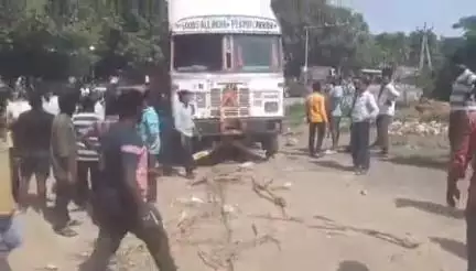 దొనబండ వద్ద లారీ బీభత్సం, దేవస్థానం ఆర్చిని, విద్యుత్తు స్తంభాన్ని ఢీకొన్న వైనం