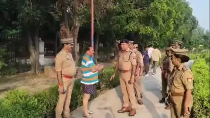 मैनपुरी: एसपी के निर्देश पर लोहिया पार्क में सीओ सिटी ने पुलिस के साथ मिलकर चलाया गुड मॉर्निंग अभियान, लोगों से जाना हाल-चाल