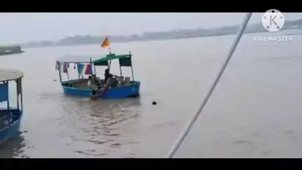 गुन्नौर: राजघाट गंगा घाट पर गंगा में नहाते समय दो युवक डूबने लगे, स्थानीय गोताखोरों ने बचाया