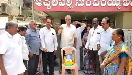 భీమవరం: మెంటేవారితోట సీపీఎం ఆఫీసు వద్ద కామ్రేడ్‌ వెంకటపతిరాజు వర్ధంతి కార్యక్రమం