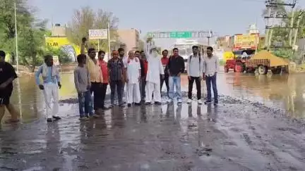 राजगढ़: राजगढ़ के अम्बेडकर सर्किल के पास पानी की निकासी नहीं होने से आमजन को हो रही परेशानी,  लोगों ने किया प्रदर्शन #jansamasya