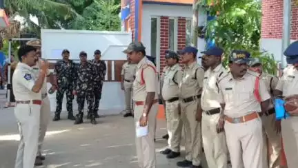 బీడుపల్లి డీఎస్సీ పరీక్ష కేంద్రం వద్ద పటిష్ట బందోబస్తు చేపట్టిన పోలీసులు
