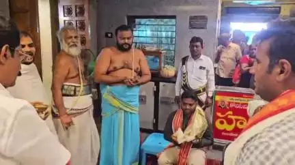 వాడపల్లి వెంకటేశ్వర స్వామి వారిని దర్శించుకున్న కొత్తపేట ఆర్డీవో శ్రీకర్