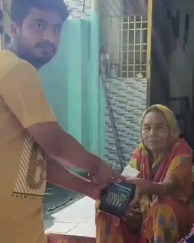 యర్రగొండపాలెం: రేషన్ దుకాణాల వద్దకు రాలేని లబ్ధిదారులకు నేరుగా ఇంటి వద్దకే రేషన్ పంపిణీ చేసిన డీలర్ అజారుద్దీన్