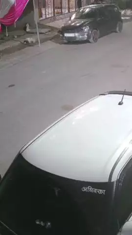 विभूति खंड में सफेद रंग की फॉर्च्यूनर कार चोरी करते चोरों का वीडियो आया सामने, कार्रवाई की गई मांग