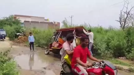 सवायजपुर: पाली-सांडी खेड़ा मार्ग बदहाल, गड्ढे में पलटा ई-रिक्शा, डेढ़ किलोमीटर में 200 गड्ढे #jansamasya