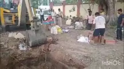 आरा: जिलाधिकारी के निर्देश पर उत्पाद थाना परिसर में मजिस्ट्रेट की मौजूदगी में अलग-अलग थानों में जप्त शराब को किया गया नष्ट