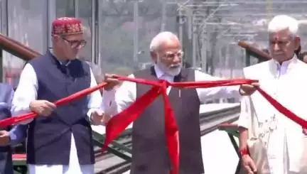 प्रधानमंत्री श्री #narendramodi ने आज जम्मू-कश्मीर में दुनिया के सबसे ऊंचे रेल ब्रिज चिनाब का उद्घाटन किया।