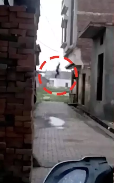शादीशुदा प्रेमिका से मिलने गया था प्रेमी, पति के आते ही अर्धनग्न हालत में बालकनी से कूदकर हुआ फरार