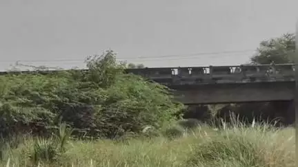 భయం భయంగా ఈ బ్రిడ్జిపై రాకపోకలు 
- కూలేందుకు సిద్దంగా ఉన్న మేనకూరులోని మామిడి కాలువ బ్రిడ్జి #localissue