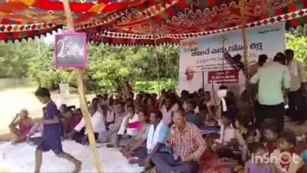 గ్రామాన్ని ఆనుకుని ఉన్న కోళ్లఫారం ఎత్తేయాలని 2వ రోజుకు చేరిన రిలే నిరాహార దీక్ష శిబిరం