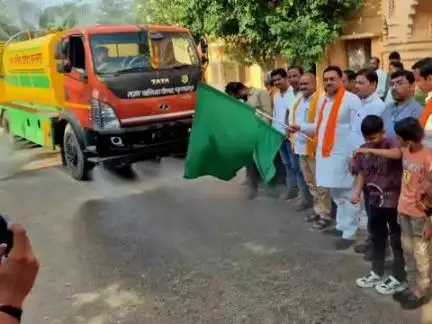 सुल्तानपुर: बढ़ती गर्मी और हीट वेव से बचाव के लिए वाटर स्प्रिंकलर और हाई प्रेशर जेटिंग मशीन का पूजा अर्चन कर हरी झंडी दिखाई चेयर