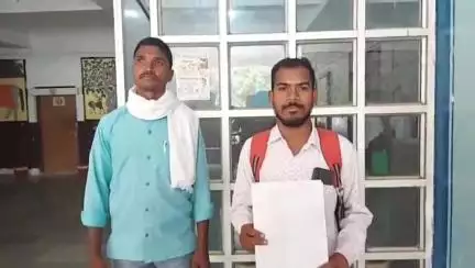 डिंडौरी: ढीमर टोला के ग्रामीणों ने सड़क समस्या के समाधान के लिए कलेक्टर कार्यालय में लगाई गुहार