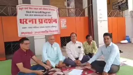 ललितपुर: बिजली और पानी की समस्या को लेकर नागरिक विकास मोर्चा के बैनर तले आज दूसरे दिन भी धरने पर बैठे लोग