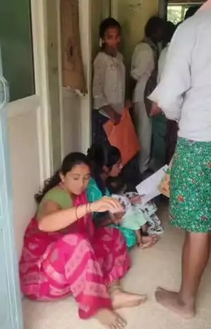 కళ్యాణదుర్గం: కుందుర్పి మండలంలో ఆధార్ కష్టాలు: కర్ణాటక కు వెళ్లి ఆధార్ అప్డేట్ చేయించుకుంటున్న జనాలు