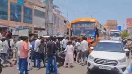 जोधपुर: जोधपुर के आखलिया चौराहा पर N8जी बस ने बोलोरो को मारी टक्कर, महिला को लगी चोट, मौके पर यातायात पुलिस भीड़ जुटी