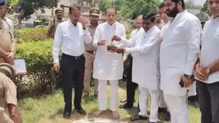 आज़मगढ़: MLC धर्मेंद्र भारद्वाज ने नारी सम्मान और पर्यावरण संरक्षण का संदेश दिया, कहा- मां के नाम पर वृक्ष लगाकर करें सुरक्षित