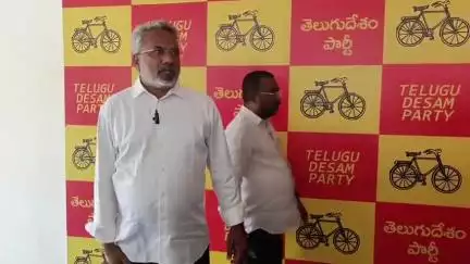 సీఎం సహాయక నిధులు చెక్కులను పంపిణీ చేసిన కాకినాడ సిటీ ఎమ్మెల్యే వనమాడి కొండబాబు