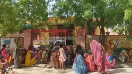 रामगंजमण्डी: पिपाखेड़ी में मस्टोरल बन्द करने का  मनरेगाकर्मियों ने जताया विरोध, पंचायत के सामने दिया धरना, #jansamasya