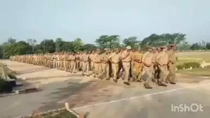 बलरामपुर: पुलिस अधीक्षक ने रिजर्व पुलिस लाइन में साप्ताहिक परेड का निरीक्षण किया
