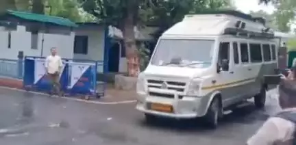 पटना ग्रामीण: राजद सुप्रीमो लालू प्रसाद यादव राबड़ी आवास से अपने वैनिटी वैन पर सवार होकर रवाना हुए
